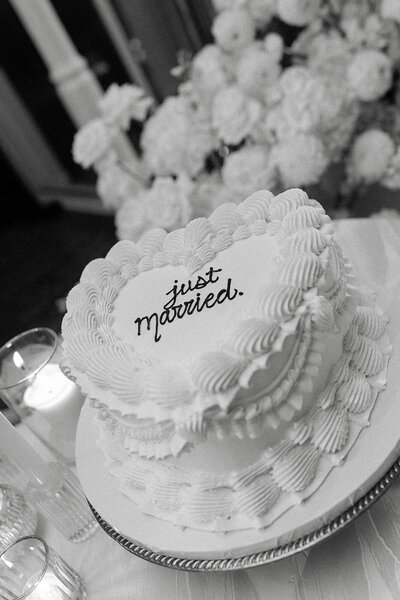 Gâteau de mariage avec inscrit, just married sur le dessus.