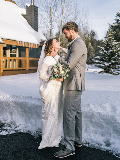 Let your Tahoe winter wedding unfold amidst snow-capped pines and icy lakes. Our destination wedding photographers masterfully capture adventurous couples' nuptials in the snow.