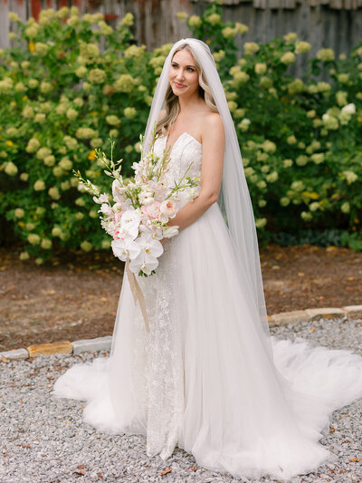 A Nashville bride with a sculptural bouquet
