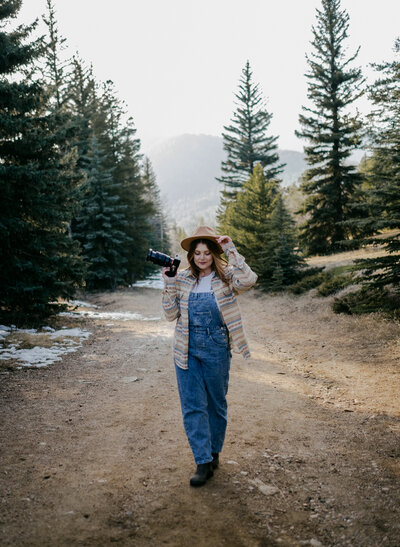 Lizzie Wanders Photography is your Colorado-based adventure wedding and elopement photogrpaher.