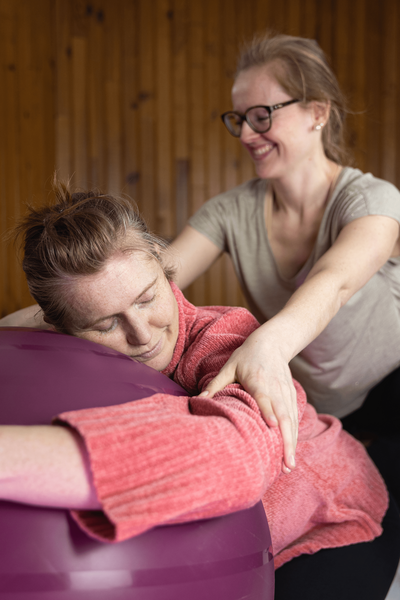Praticienne de Shiatsu Florence Hoohs en pleine séance à Wittenheim
