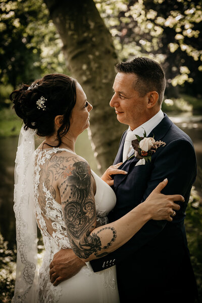 Spontaan moment van bruid en bruidegom in Spijkenisse