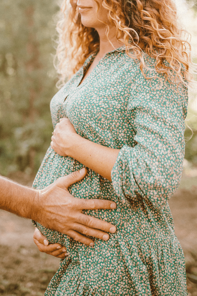 main sur un ventre de femme enceinte - marion gaubert psychologue clinicienne tosses santé périntale