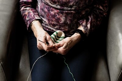 Oude hand houden haakwerk vast