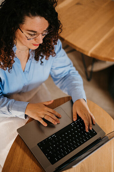 Alexiane, fondatrice de Sagittae Design travaille sur un site internet