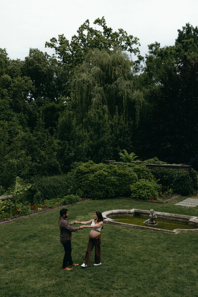 Poses and outfit ideas for pregnant moms at their maternity photoshoot