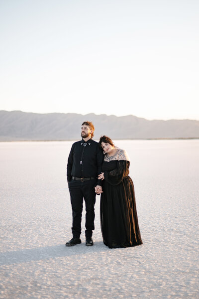 Engagement photos at the Utah Salt Flats whit a couple in all black.
