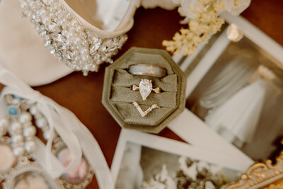Chloe Yacapraro is a engagement photographer