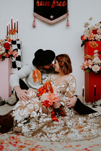 Alternative couple sit on the floor at this Vegas Styled workshop. 