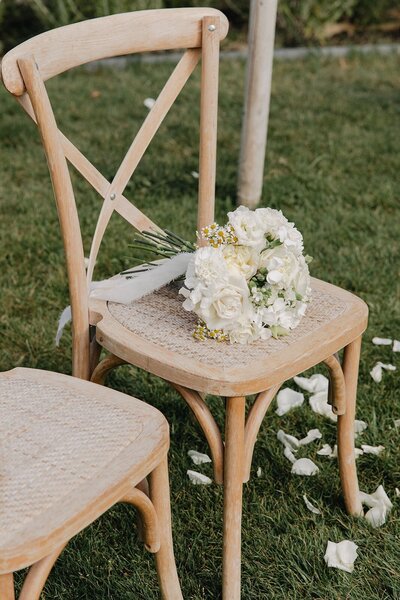 chaise-osier-et-bouquet-blanc