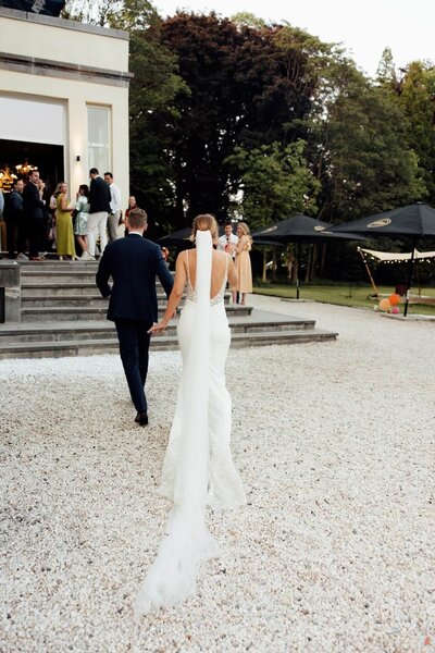 Bruidspaar komt aan op receptie op dag van bruiloft op Delbrock in Maastricht, vastgelegd door Linda de Stigter - trouwfotograaf in Nederland