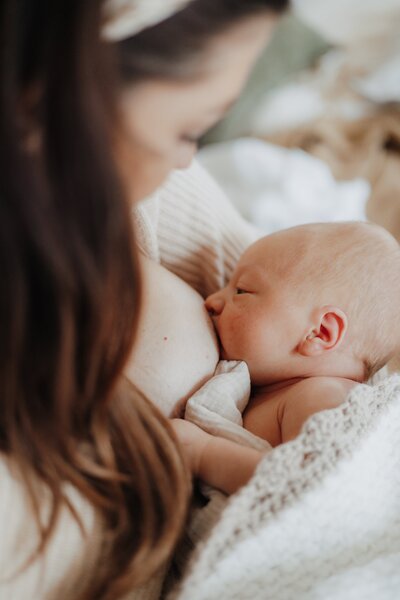 Close Up von Mutter die ihr Baby stillt