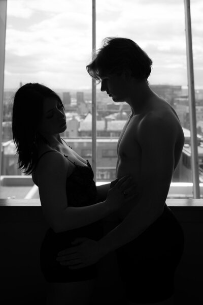 intimate boudoir photo shoot Glasgow skyline