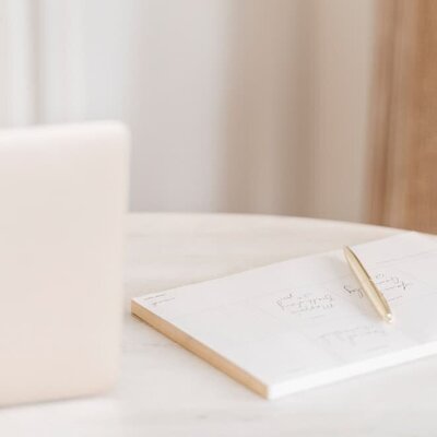 Laptop on desk used during course creation discovery and strategy session