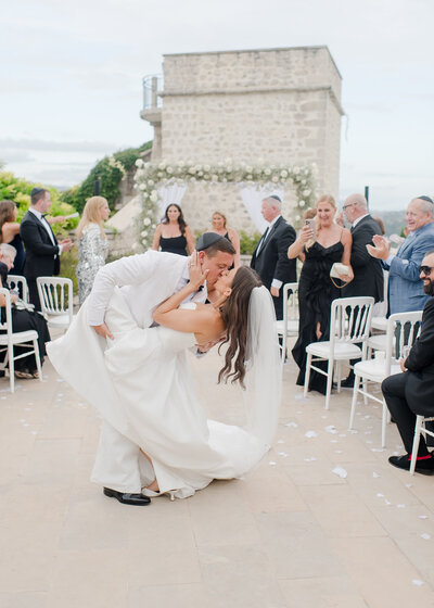 couple-dip-kiss-at-ceremony-102