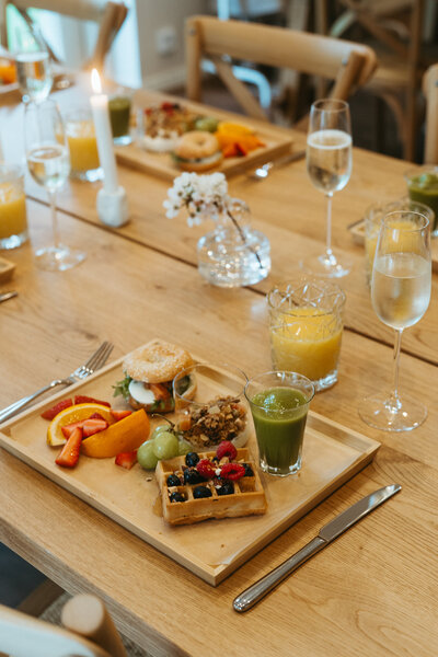 Kuvassa näkyy maanläheisiä tarjoiluastioita ja sokerimunkkeja