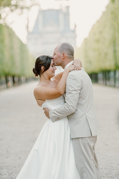 Couple eloping at Tuileries Garden in Paris