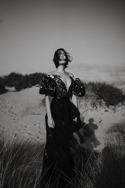 Fotoshoot in de duinen van Josine met een jurk van Edwin Oudshoorn