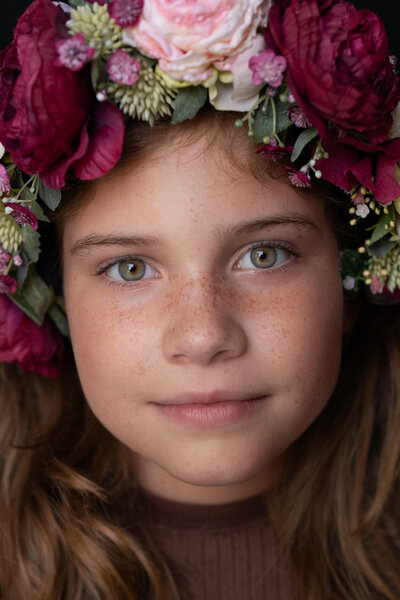 Professioneel kinderportret van een meisje met rode haren, lachend op de foto