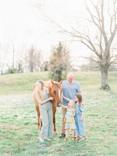 FAMILY PHOTO ON HORSE FARM IN KENTUCKY BY MORGAN WORLEY
