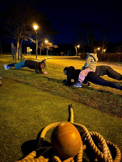 Pilates, Ernährungstraining und zyklusorientiertes Training in den Bezirken Mödling und Baden für ganzheitliches Wohlbefinden – sowie Fit im Büro: Dein Team-Training für mehr Gesundheit am Arbeitsplatz.