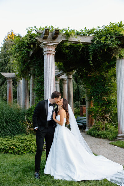 wedding couple in garden at blithewold