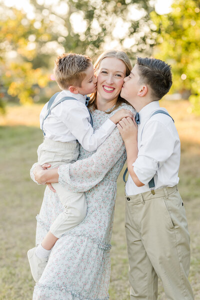 Giving-mom-kisses-houston-family