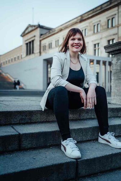 Portrait der Fotografin mit warmem Lächeln, kreative und professionelle Ausstrahlung