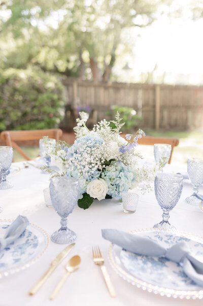 Wedding table arrangements with blue details.