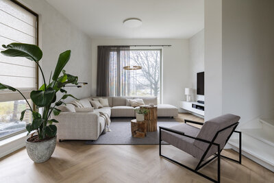 Woonkamer met design lamp van