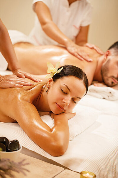 Un couple recevant un massage en duo en Vendée