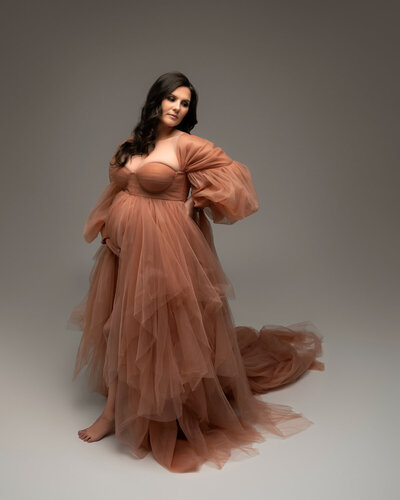 Lightweight peach-toned maternity gown with layered tulle and sweetheart neckline – Austin photo studio