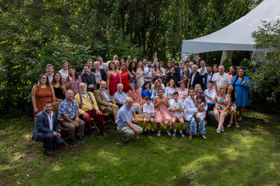 Photo de groupe lors d'un baptême intime Montréal