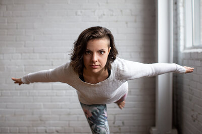 Laura Sonntag Coach éducateur facilitatrice yoga méditation pleine consicence danse mouvement somatique embodiment Bien-être Mieux-être Amour de soi Prendre soin de soi (3)