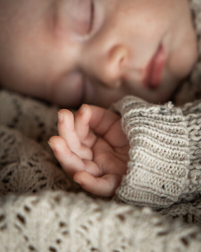 Close up detailfoto van babyhandje – liefdevolle newborn fotografie Alphen aan den Rijn