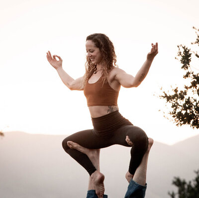 Emilia-friedberg-acro-yoga