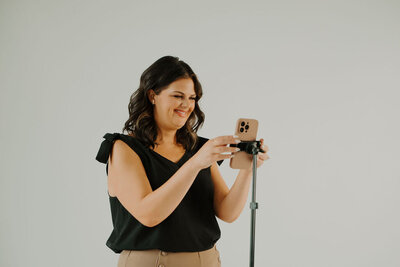 Online business mentor for coaches sitting confidently, helping women scale with strategy-first marketing