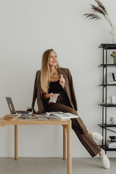 kaboompics_young-entrepreneur-dressed-in-brown-suit-desk-laptop-computer-27949