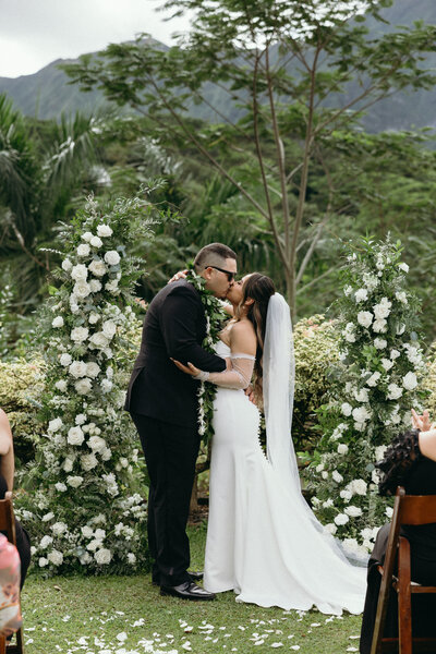 Romantic first look at Lanikohunua with palm trees and ocean breeze