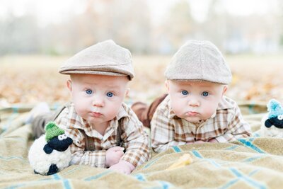 Family phots with parents and baby at park in Farrugat, TN