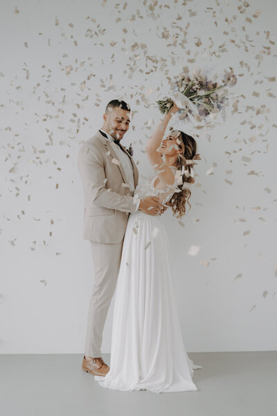 Brautpaar tanzt im Blumenregen – emotionale Hochzeitsmomente mit floraler Gestaltung von The Rosalie