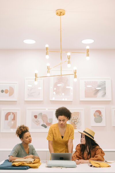 A female leader working with two of her colleagues.