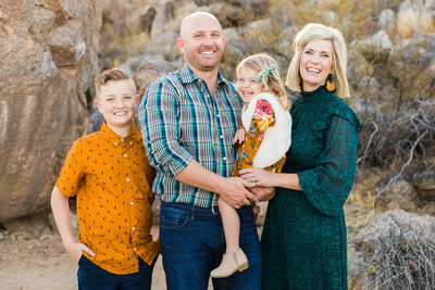 Scottsdale family photographer capture smiling family in the desert