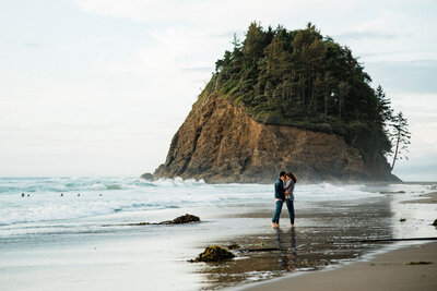 couple gets engaged on oregon coast