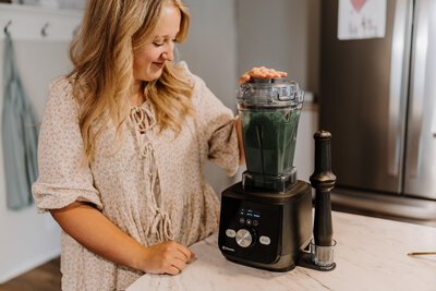 Kenna making a postpartum smoothie in a blender