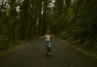 Corvallis, Oregon senior portrait on hillside
