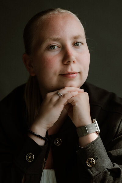 Studioportret waarbij gebruik is gemaakt van het aanwezig daglicht. Op de foto zie je een krachtige jonge vrouw.