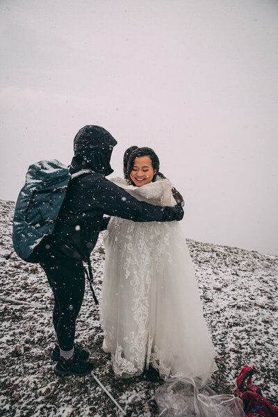 hiking-cute-moment-elopement-peak-and-pebble-photography