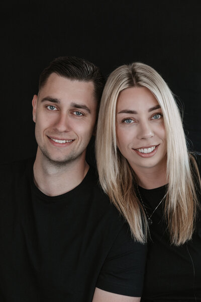 broer en zus die een 2-1 portret laten maken in Wemeldinge (zeeland). Mooi in de studio van lashonda fotografie