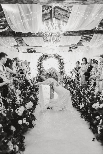 just-married-kiss-confetti